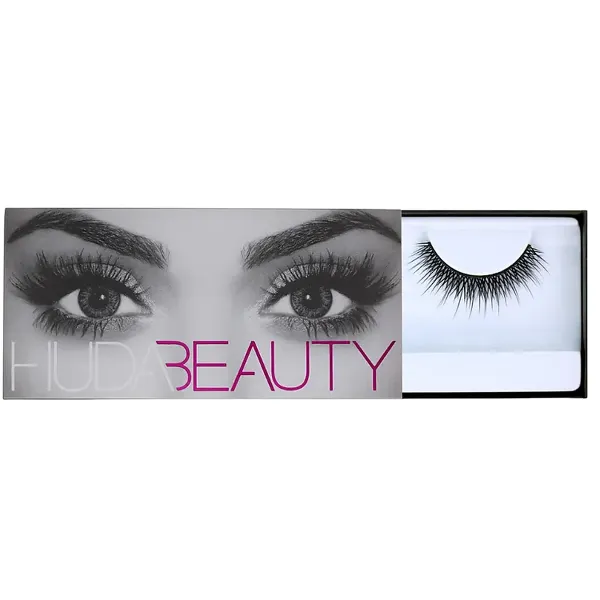 Huda Beauty Classic Lash Claudia 06