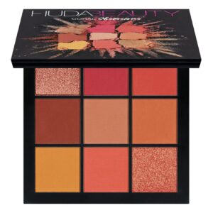 Each Huda Beauty Obsessions Eyeshadow Palette is packed with a selection of nine highly pigmented mattes and striking shimmers, all with a smooth and blendable texture. HOW TO USE